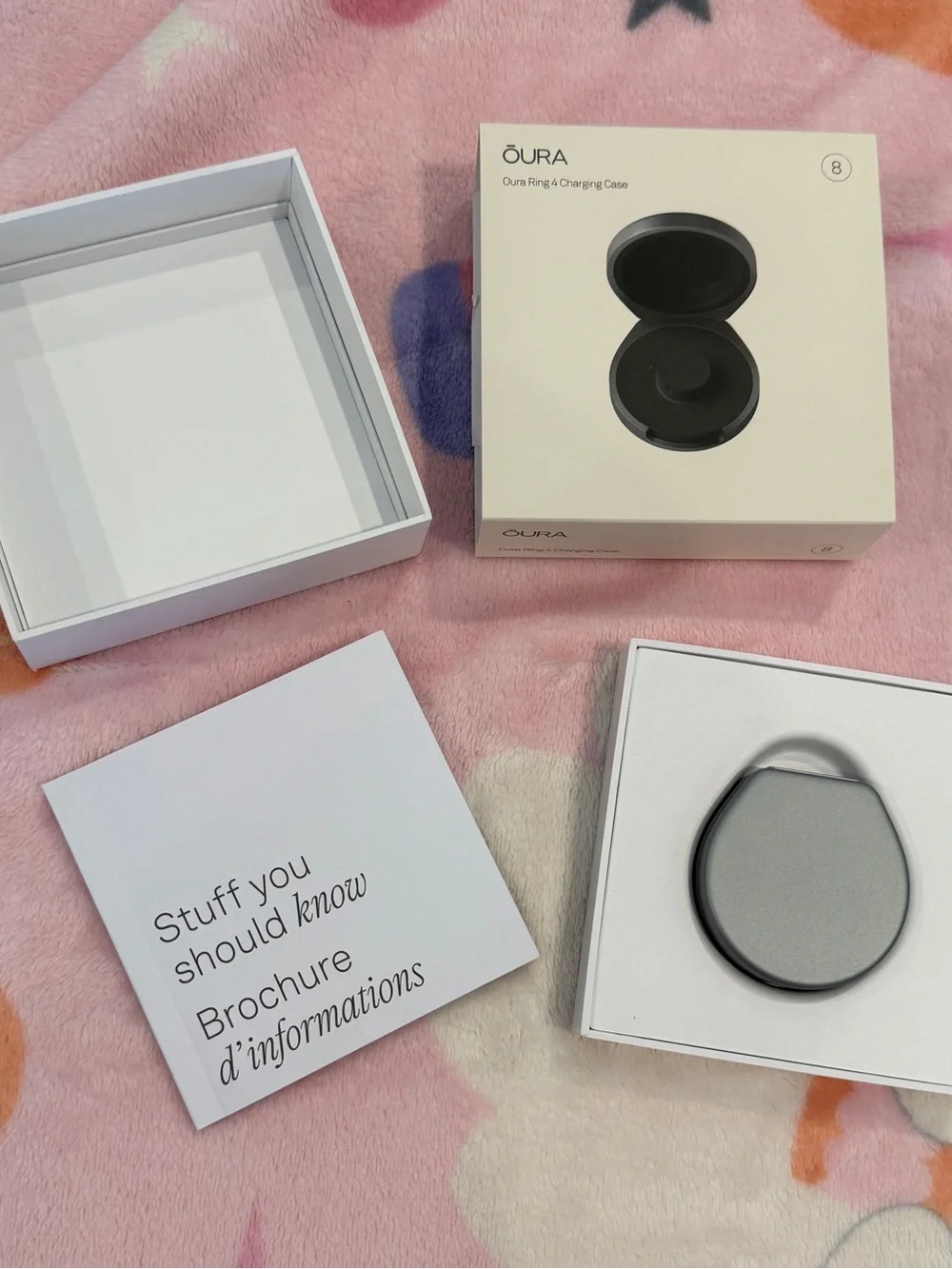NIB Oura Ring 4  (Gold Finish) Smart Ring size 8 and Travel Charger